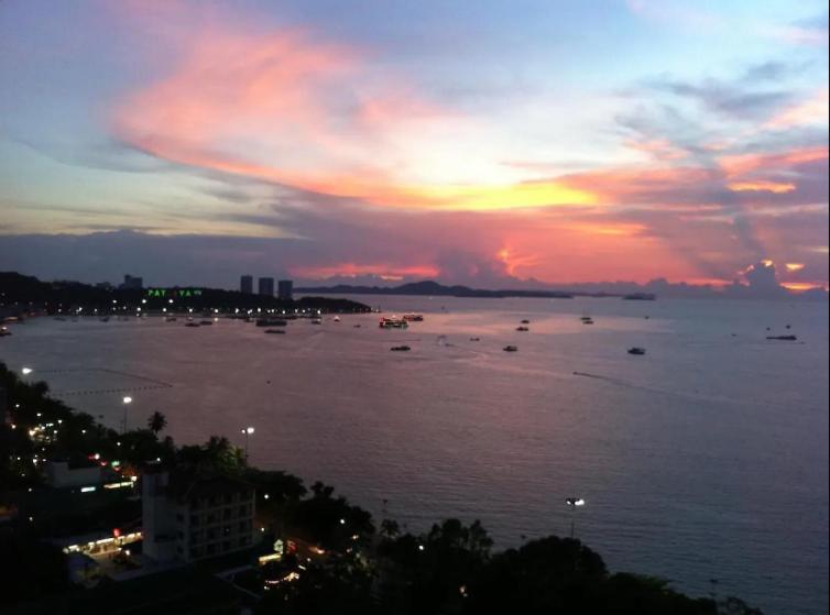 Central Pattaya - Sea View Large Balcony Condo With Infinity Pool Eksteriør billede